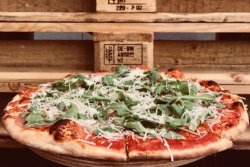 Pizza Prosciutto Crudo și Ruccola image