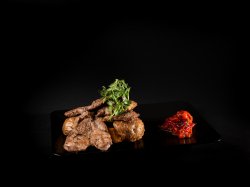 20% reducere: Ceafă de porc bătută cu cartofi în coajă și ardei marinat image