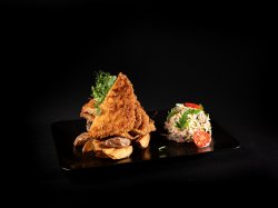 Cotlet de porc în panko cu cartofi aurii și salată coleslaw image
