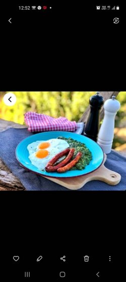 Cârnăciori de porc afumati la cald cu piure din spanac şi oua gatite în unt clarifiat . image