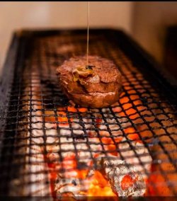 Ceafă de pork de CASĂ rasă pură BAZNA cu demi-glace ARTIZANAL din oase cu măduva și vin roșu,,CADARCACĂ DE PÎNCOTA, piure cremos din cartofi lapte și unt și cremă de trufe din Transilvania. image
