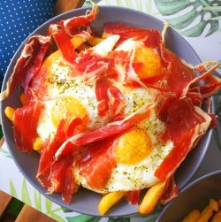 Huevos  con JAMON  IBERICO y patatas fritas..ouă ..3 buc...crăpate cu șuncă  iberică (3) și cartofi prăjiți în untură de,,BAZNA  image