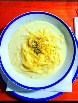 Tăiței în sos de vanilie aromat cu mușețel, mere caramelizate cu fistic kopt image
