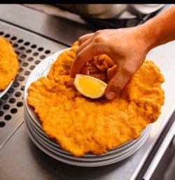 Schnitzel vienez ,,URECHE DE ELEFANT ,, din ,,ELEFANT,.....BLACK ANGUS.. crescut pe pășunile de la Sibiu. image