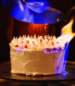 Baked Alaska ....înghetată koaptă în cuptor și caramelizata cu brandy. image