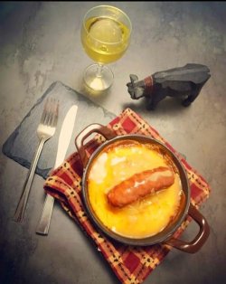 Mămăliguță koaptă și gratinată la foc deschis în cuptorul Josper cu cascaval afumat de la MESENDORF, sos de smântână, cirnat de pork MANGALIȚĂ afumat la rece. image