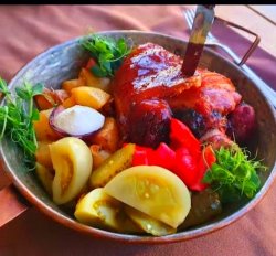 Ciolan  afumat pork rasă Bazna trecut prin  două  cuptoare, cartofi de grădină prăjiți în untură, murături asortate.  image