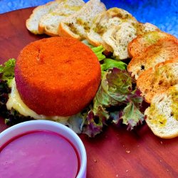 Camembert franțuzesc de CAPRĂ în crustă de cașcaval de HOREZU cu dulceață de ceapă rosie ,cartofi prăjiți,frunze proaspete. image