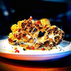 Cauliflower steak..conopidă gătită și brezată in unt clarifiat la temperatura controlată în cuptorul Josper cu sos de camembert franțuzesc , morcovi caramelizati și broccoli blanșat . image