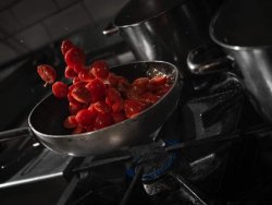 Supa de roșii ( concasse )de Seleuș cu în palincă artizanala și camembert topit în tigaie, .++++ crutoane prăjite și tăvălite prin pudră de ceapă. image