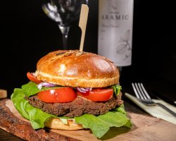 Burger vegetarian și cartofi prăjiți image
