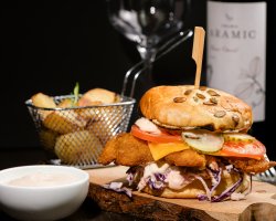 Burger de pui cu cartofi prăjiți image