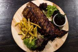 Coaste porc cu cartofi wedges și sos BBQ image