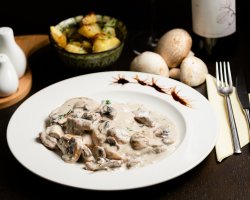 Cotlet de porc cu sos de ciuperci și cartofi la cuptor image