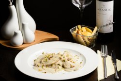 Piept de pui cu sos gorgonzola și fistic cu cartofi prăjiți image
