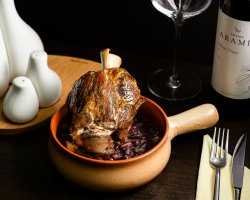 Stinco din maiale con fagioli rossi image