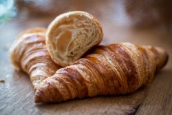 Croissant Simplu cu Unt image