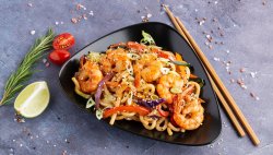 WOK cu Udon ți creveți în sos cremos de stridii image