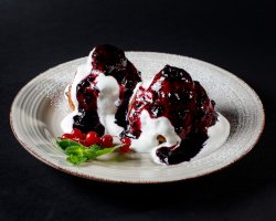 Papanași cu dulceață de afine și smântână image