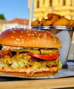 Burger Black Angus + cartofi wedges si sos unguresc   image
