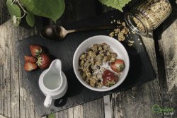 Iaurt grecesc cu granola și miere image