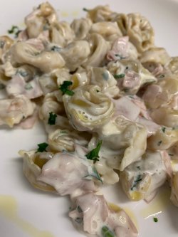 Tortellini con prosciutto image