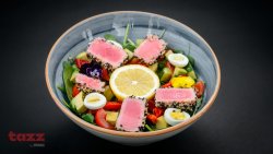Avocado and red tuna salad / Salată cu file de ton roșu și avocado image