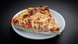 Tarte fine aux mozzarella, tomates et basilic image