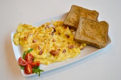 Omletă cu şuncă şi caşcaval image