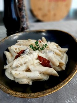 Quattro formaggi a funghi image