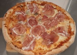 Pizza Crudo gorgonzola mare image