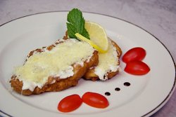 Șnițel de pui Adi & Nicol/ Schnitzel with garlic and sour cream image
