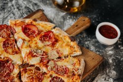 Quattro Formaggi Con Salame Piccante image