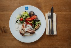 Piept de pui umplut cu şuncă, brânză de burduf, ardei copt şi sos alb de ciuperci cu garnitura de cartofi țărănești 350gr image