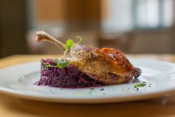 Pulpă de rață confit pe pat de varză roșie și măr/ Duck confit with red cabbage and apple image