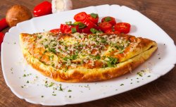 Omletă cu telemea și roșii image