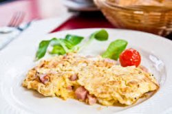 Omletă șuncă praga și cașcaval image
