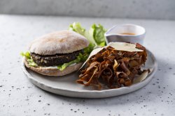 Burger vegan cu chips-uri din coji de legume image