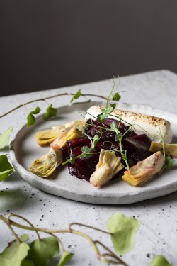 Carpaccio de sfeclă coaptă cu anghinare și brânză de capră gratinată image