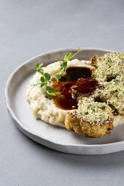 Conopidă rumenită cu panko și piure de cartof image