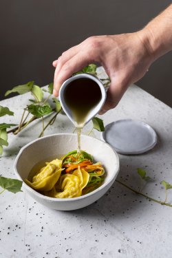 Consome de legume și tortelloni cu hribi și parmezan image