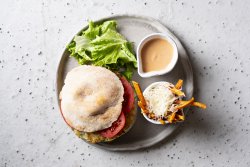 Double cheesy burger cu cartofi dulci prăjiti și pecorino image