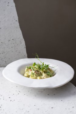 Gnocchi cu pesto și legume image