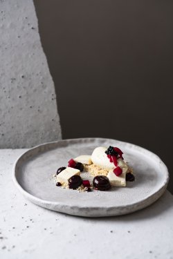 Mousse de tofu cu ciocolată albă și sfeclă image