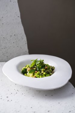 Salată cu brocoli și edamame, arahide și sos image