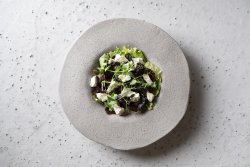 Salată cu roasted beet, semințe de dovleac cu alge wakame și brânză de capră image