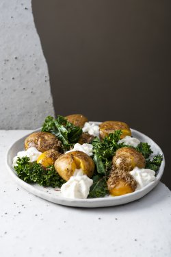 Salată de cartof cu kale, gălbenuș de ou confiat și spumă de Năsal cu trufe image