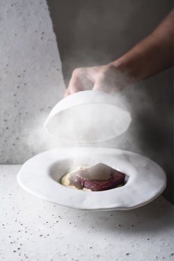 Sfeclă roșie afumată cu piure de țelină și sos demi-glace image