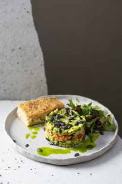 Tartar de avocado cu morcov și semințe de dovleac image