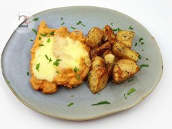 Snițel de pui gratinat cu mozzarella, cu cartofi la cuptor image
